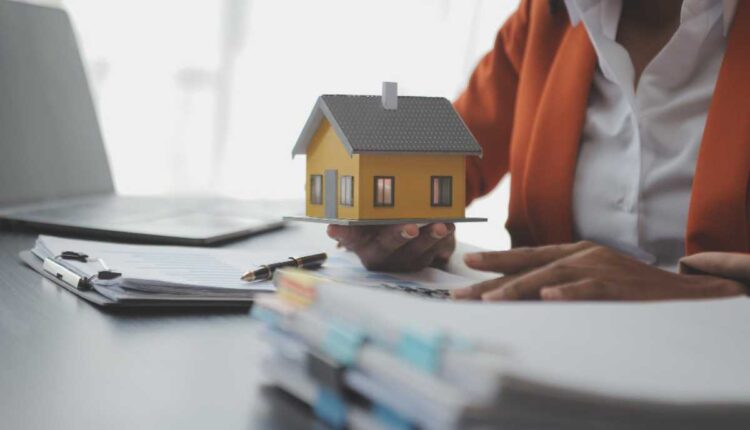 Imóvel com Dívidas Pode Ser Usucapido? Entenda o Que Diz a Lei
