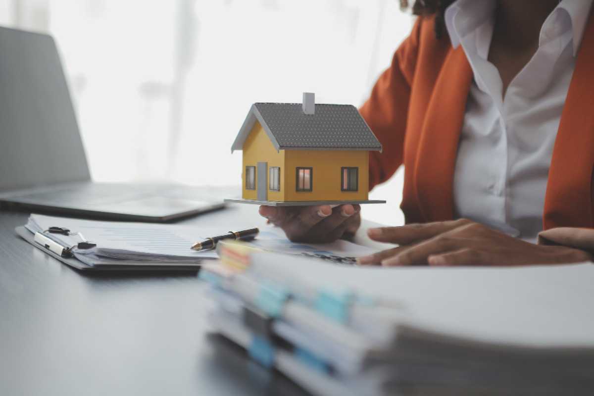 Imóvel com Dívidas Pode Ser Usucapido? Entenda o Que Diz a Lei