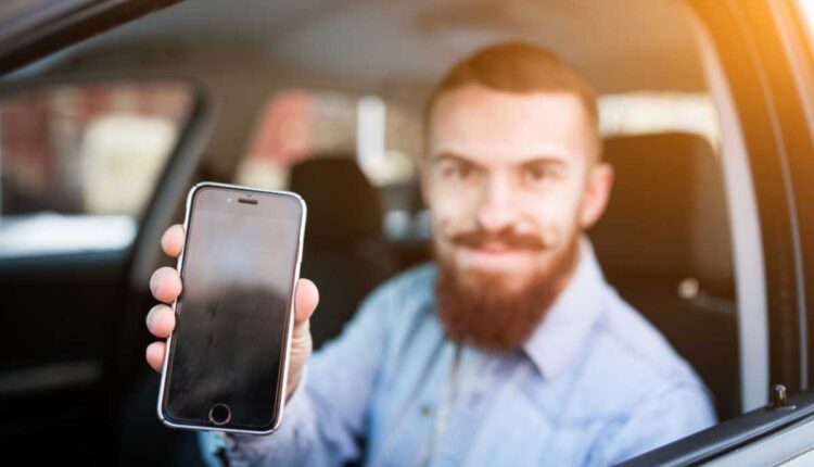 Multas, impostos e licenciamento online: como a vida do motorista ficou (quase) toda no celular