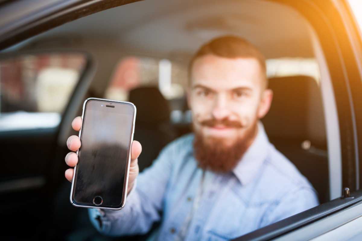 Multas, impostos e licenciamento online: como a vida do motorista ficou (quase) toda no celular