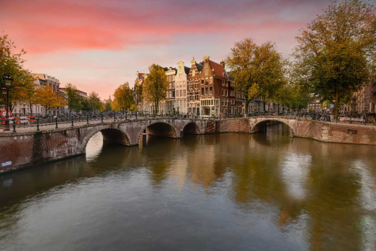 Por que a Holanda se tornou referência mundial em segurança e como um guia brasileiro torna Amsterdam ainda mais especial