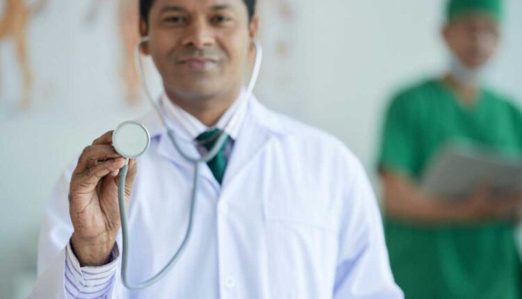 Como se tornar médico no Brasil: etapas da formação e caminhos da carreira